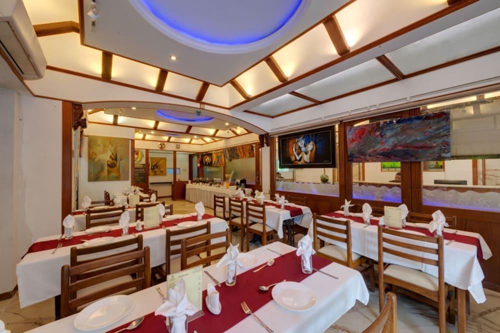Regal Enclave Hotel Мумбай Екстериор снимка