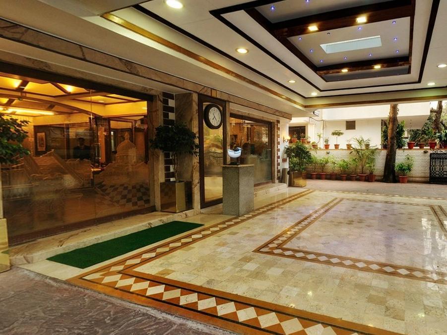 Regal Enclave Hotel Мумбай Екстериор снимка