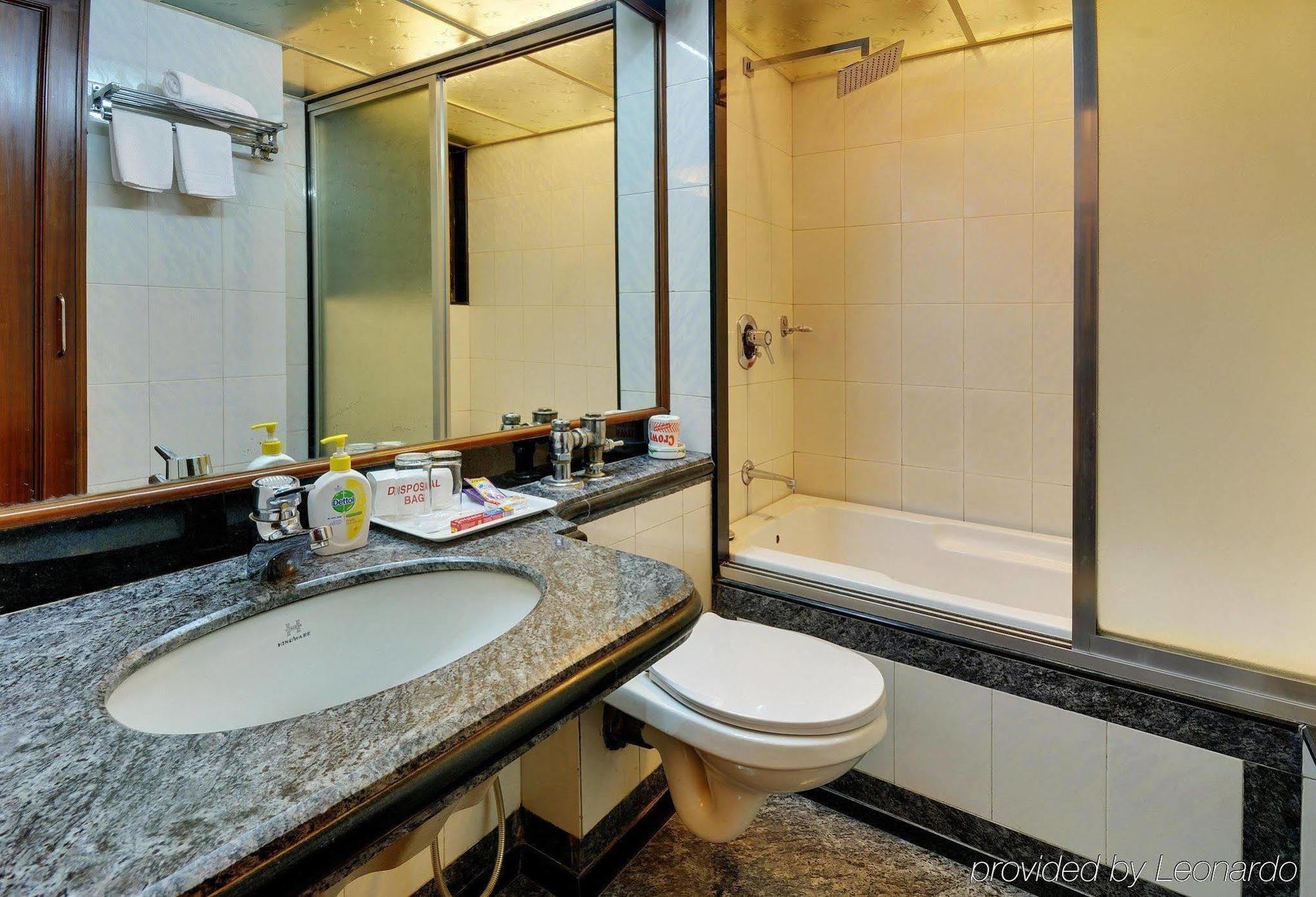 Regal Enclave Hotel Мумбай Екстериор снимка